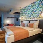 Amia Hotel *