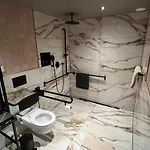 Amia Hotel *