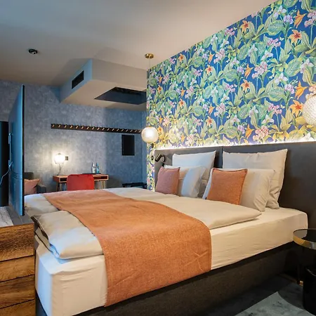 Amia Hotel *